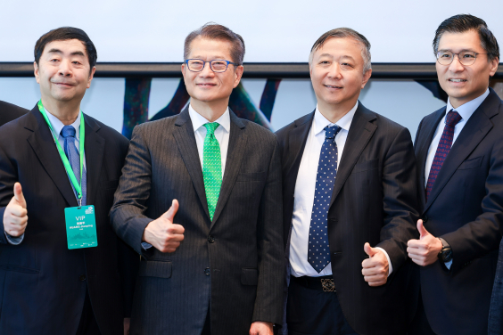 財政司司長陳茂波(左二)出席《2025香港氣候論壇》與宮鵬教授(右二)、邱達根議員(右一)及中科院院士黃建平(左一)教授合影。